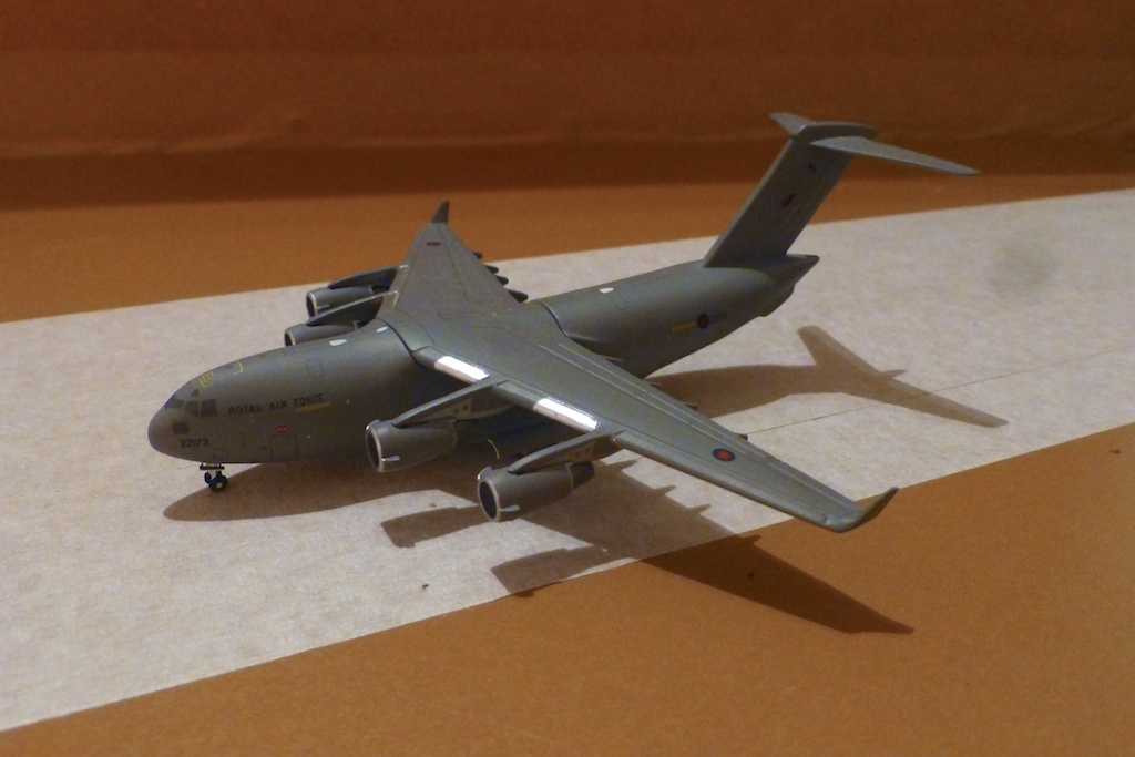 Ein Spielzeugflugzeug wird angezeigt.