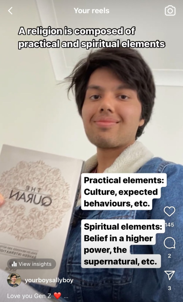 Ein Mann hält ein Buch mit dem Titel 'Eine Religion besteht aus praktischen und spirituellen Elementen' vor einer Wand, wobei das Buch wie ein Leitfaden für spirituelle Überzeugungen erscheint.